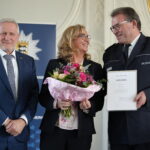 Polizeipräsident Stürmer mit der Dankurkunde des Landes, seine Ehefrau daneben mit einem Blumenstrauß. Mit auf dem Bild Staatssekretär Thomas Blenke